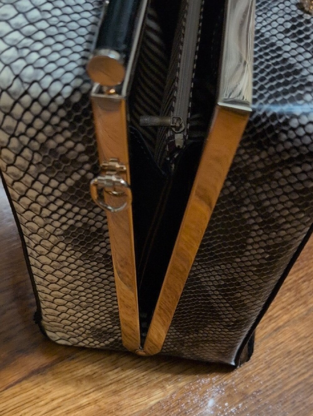 REDUCED AGAIN! UNIQUE Black/Beige Snake-Effect Top-Handle, Metal Frame GORGEOUS! - Picture 9 of 11